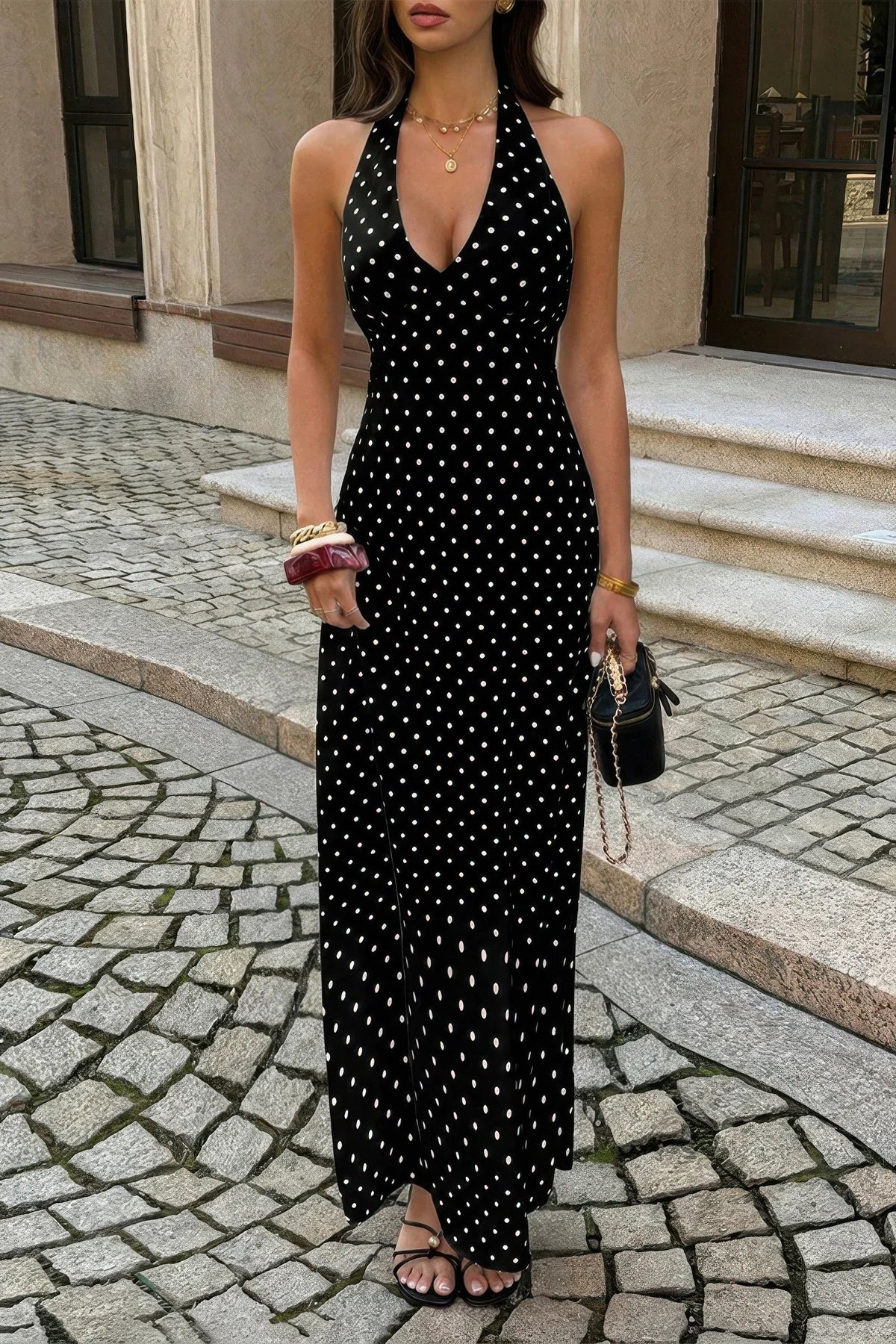 Robe longue près du corps sans manches à pois noirs, encolure plongeante.