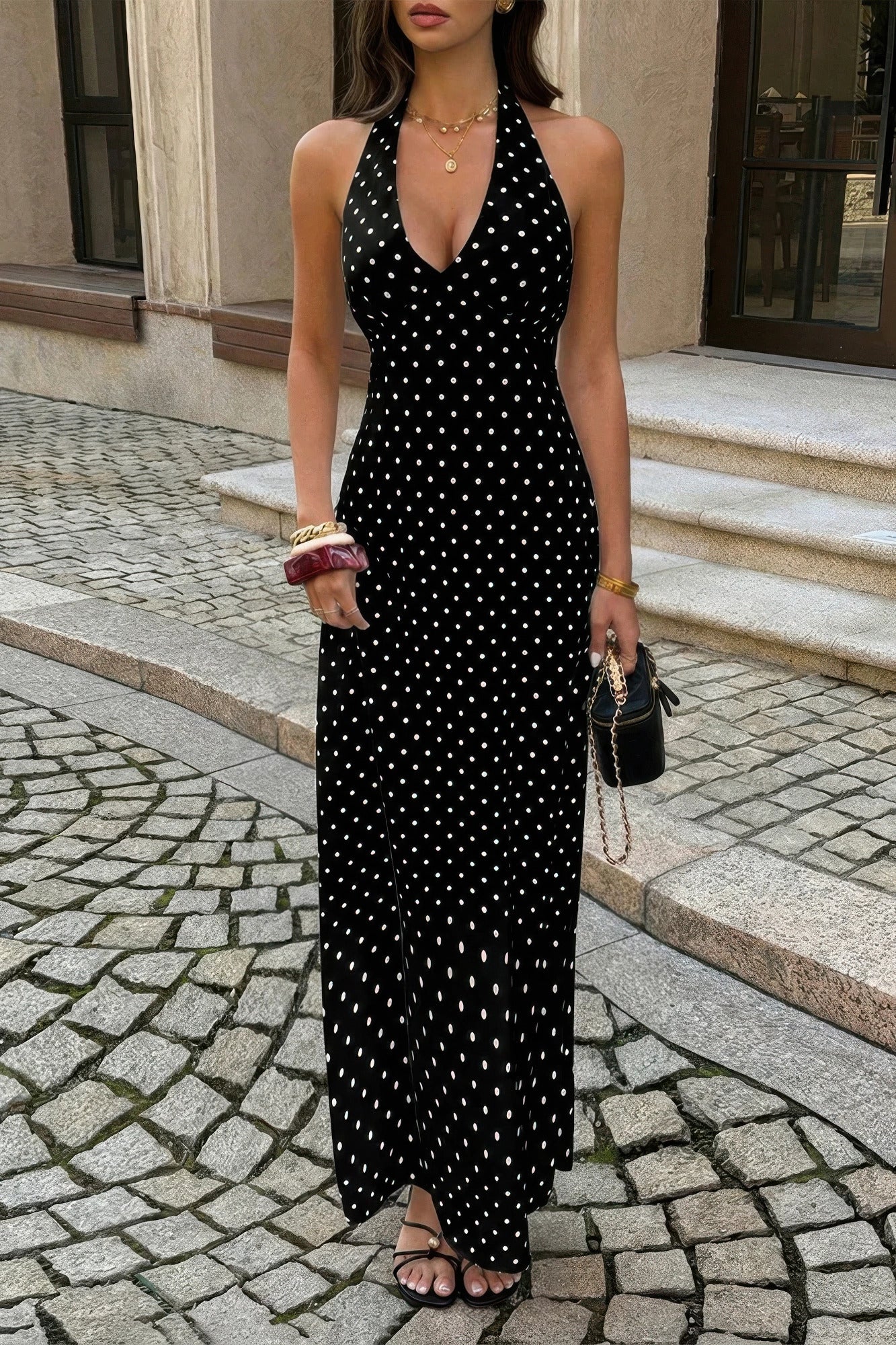 Robe longue près du corps sans manches à pois noirs, encolure plongeante.