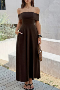 Robe maxi unie marron à épaules dénudées, encolure bardot et taille évasée.