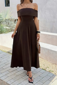 Robe maxi unie marron à épaules dénudées, coupe évasée et sans manches apparentes.