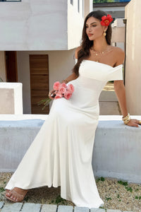Robe maxi blanche unie à épaules dénudées, encolure bardot et jupe ample fluide.
