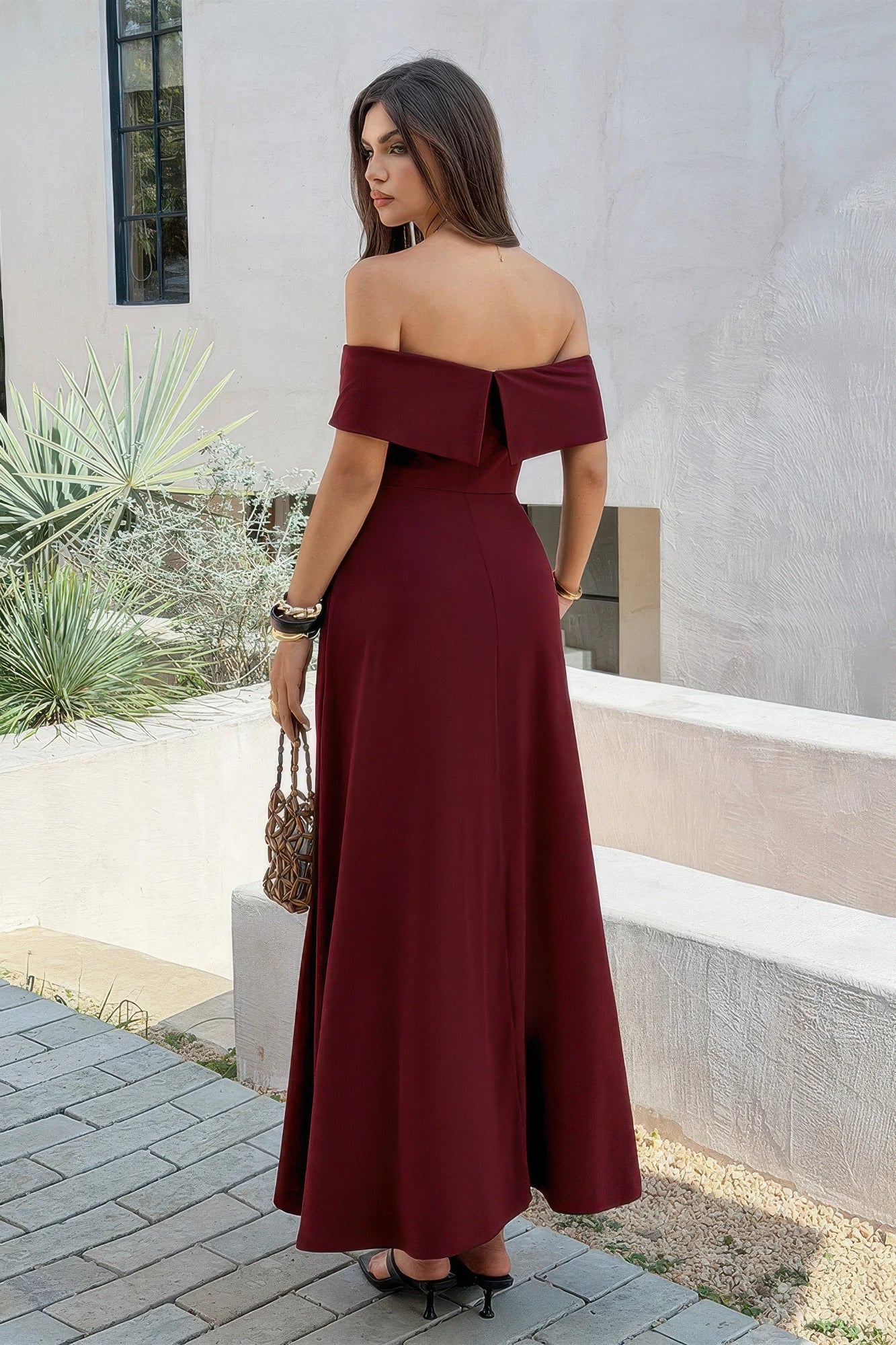 Robe maxi bordeaux à épaules dénudées, dos nu, jupe ample évasée.