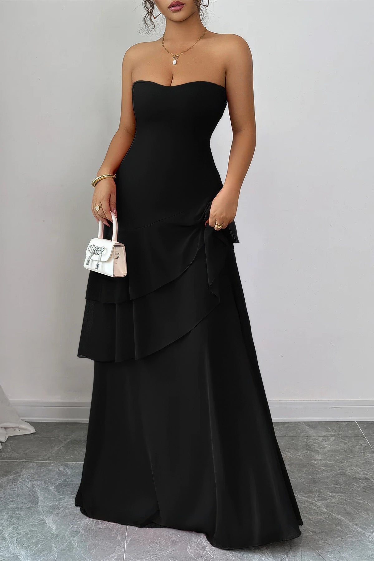 Robe longue noire à épaules dénudées, taille haute, volants superposés et dos croisé