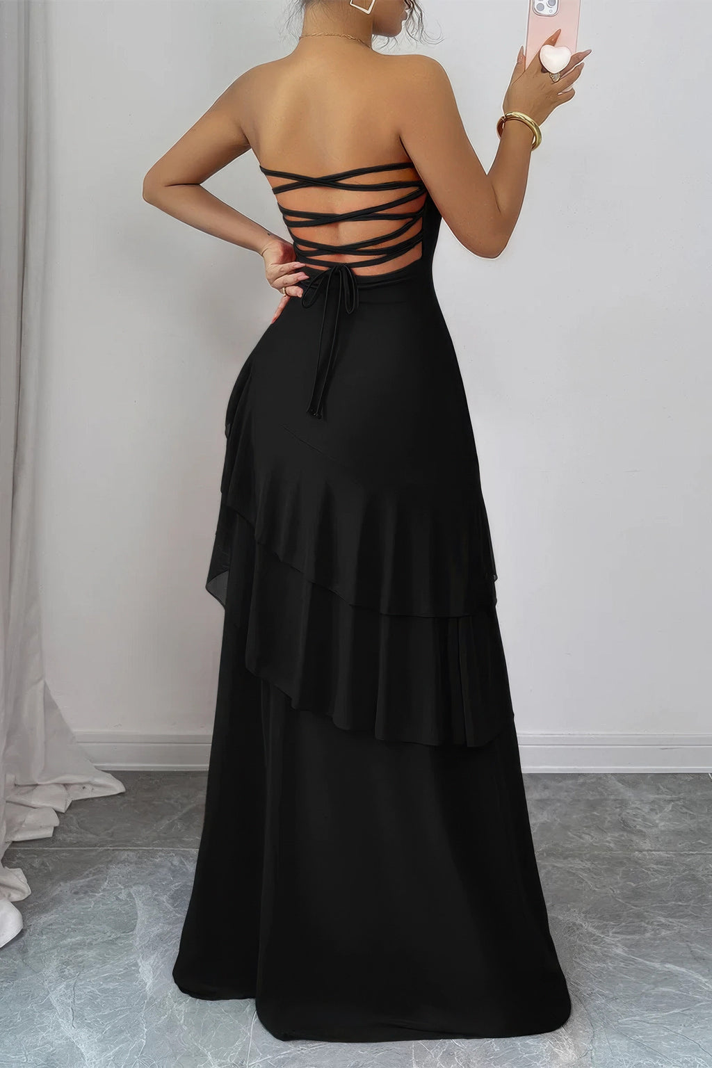 Robe longue noire au dos croisé avec laçage, volants superposés, taille marquée