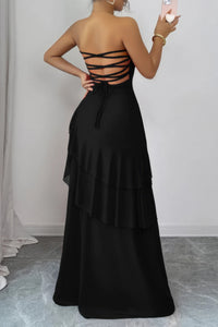 Robe longue noire au dos croisé avec laçage, volants superposés, taille marquée