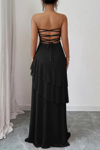 Robe longue noire vue de dos, bretelles croisées et laçage, volants superposés