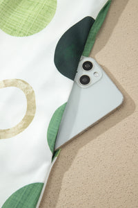 Robe blanche à pois verts, pan de manche et ourlet visible