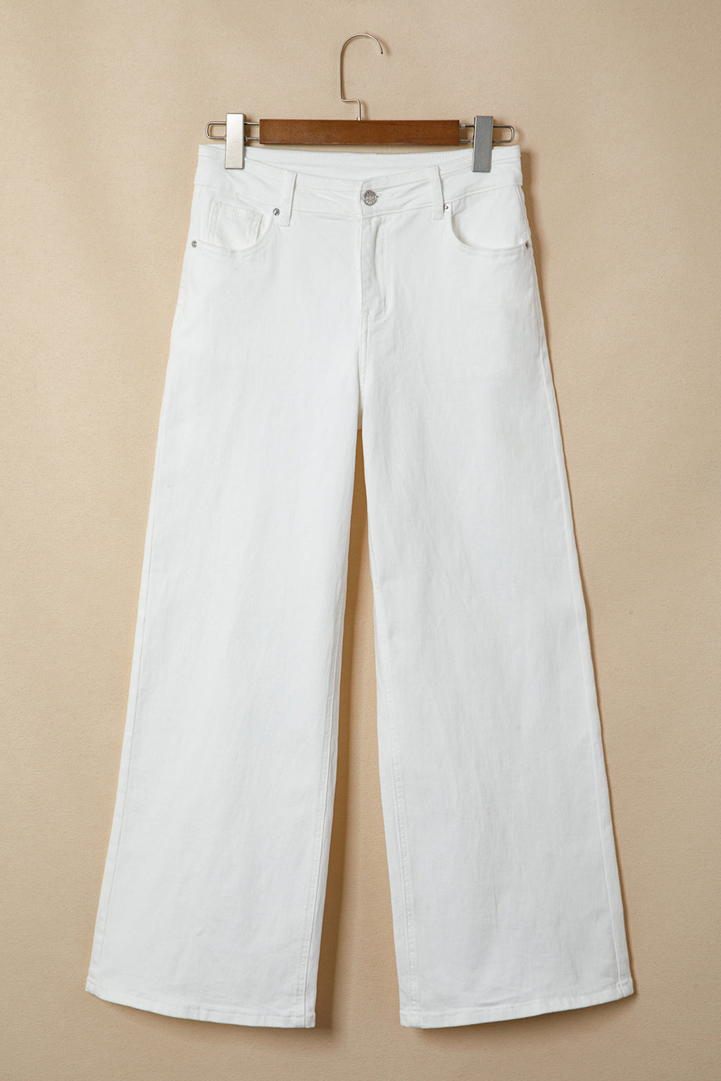 Jean blanc femme sur cintre, taille mi-haute, coupe évasée large, poches avant.