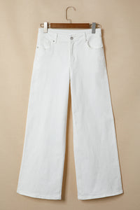 Jean blanc femme sur cintre, taille mi-haute, coupe évasée large, poches avant.