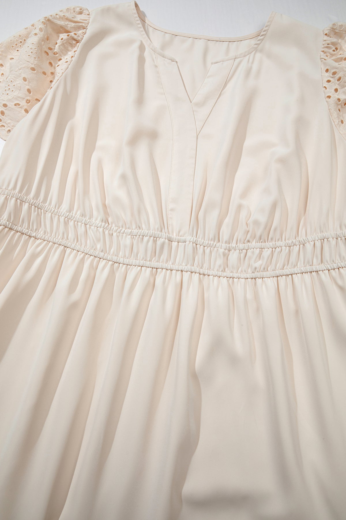 Buste froncé de robe maxi, col en V et emmanchures en dentelle ajourée