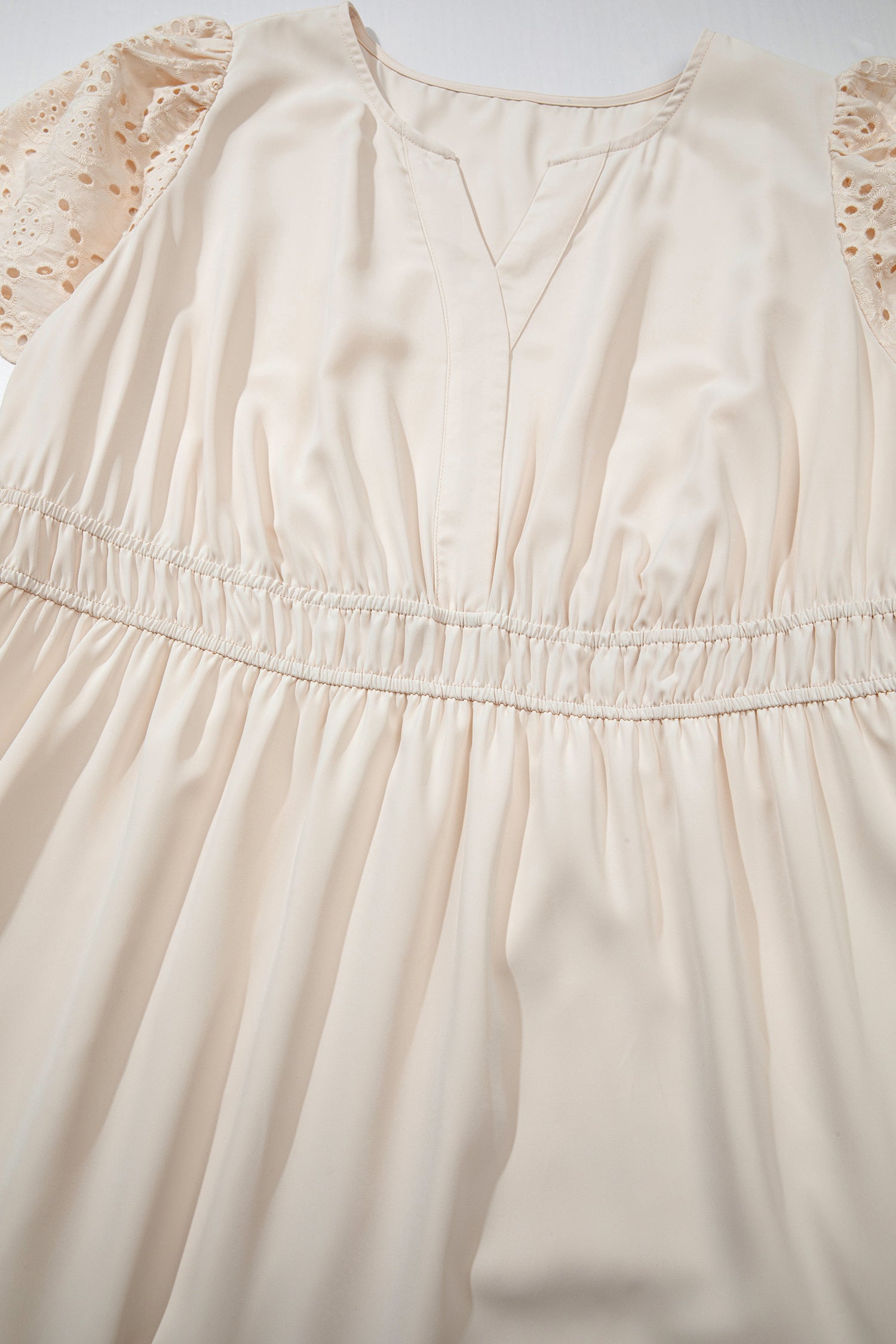 Buste froncé de robe maxi, col en V et emmanchures en dentelle ajourée