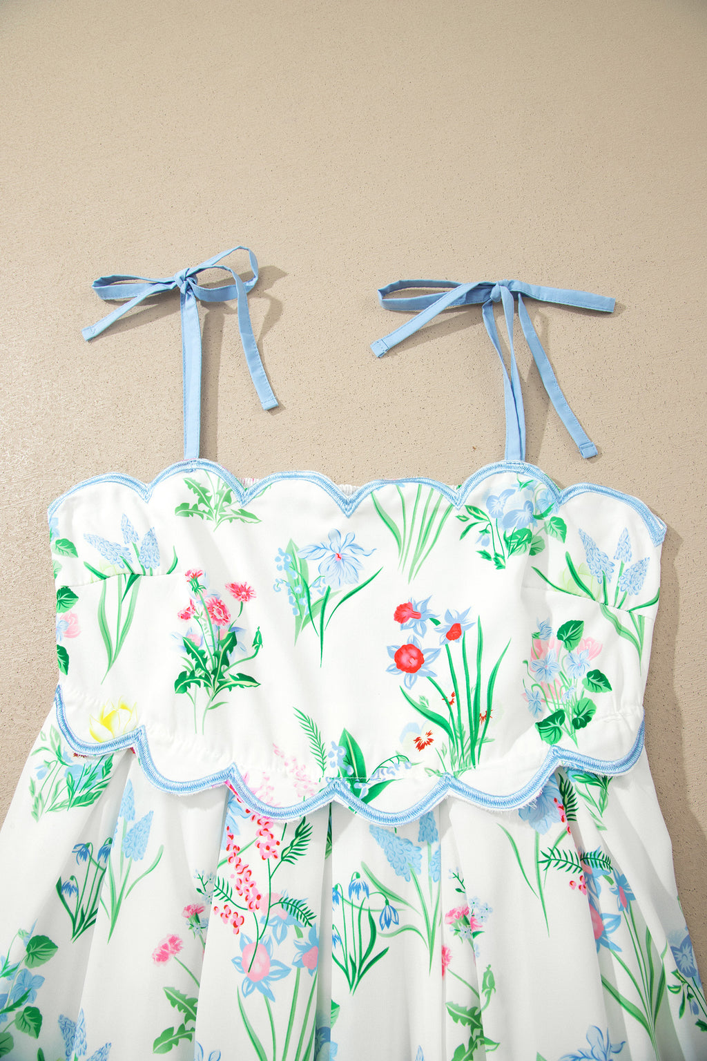 Robe à bretelles nouées, buste froncé, imprimé floral vert rouge bleu sur fond clair