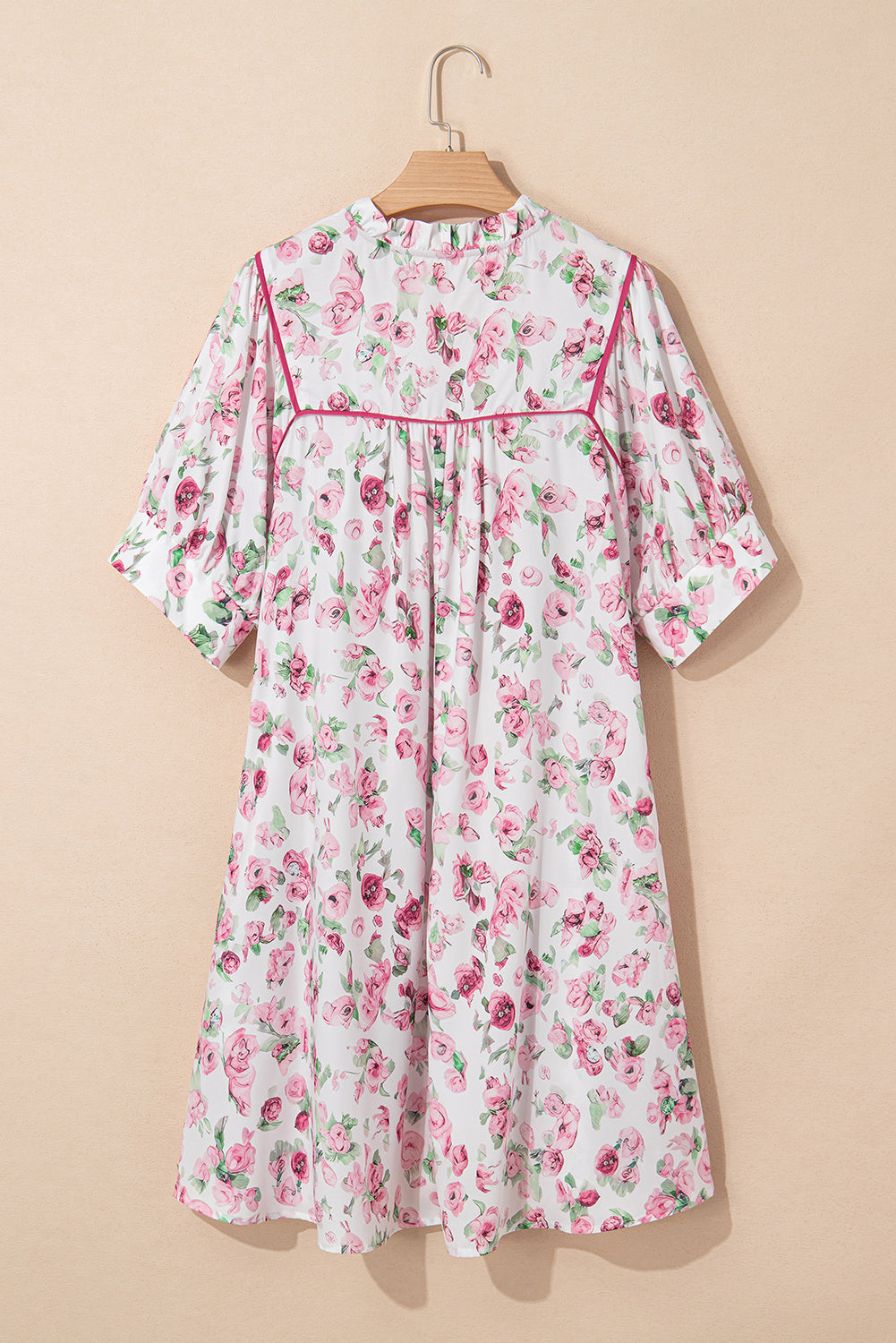 Robe blanche motif floral rose, dos avec plis et manches volantées