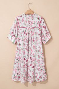 Robe blanche motif floral rose, dos avec plis et manches volantées