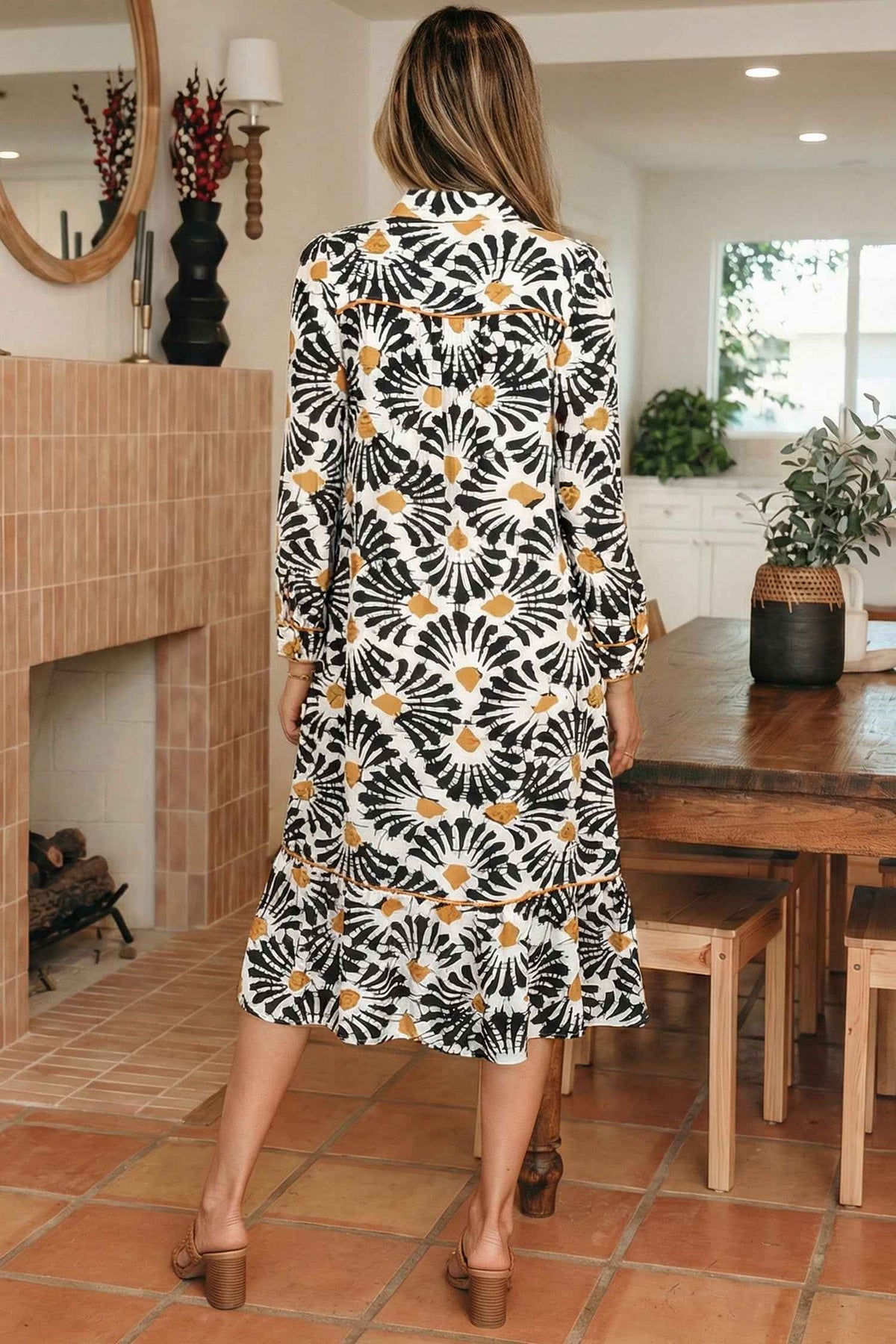 Robe longue noire à manches longues, vue dos, motifs floraux abstraits noir et blanc