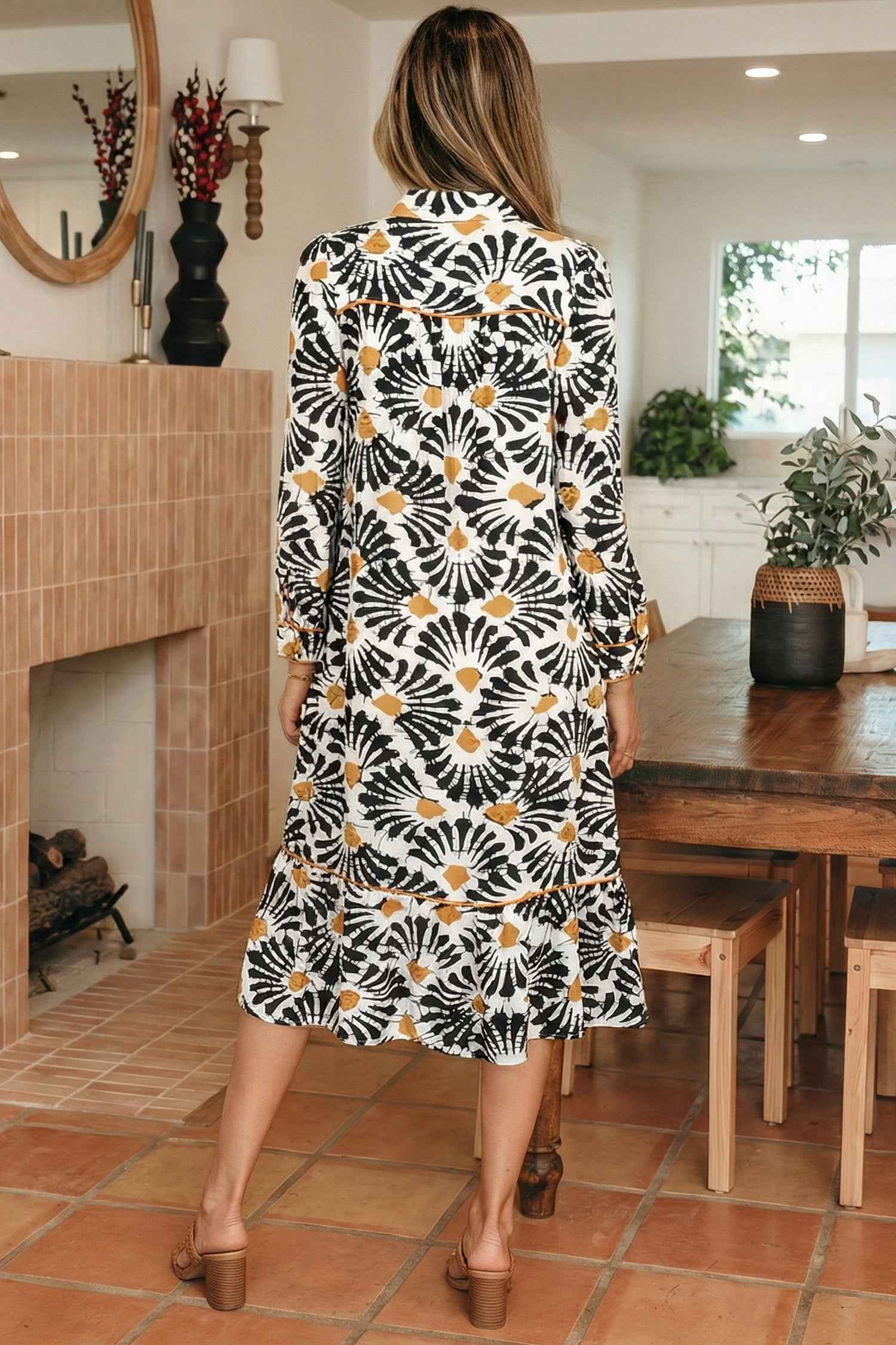 Robe longue noire à manches longues, vue dos, motifs floraux abstraits noir et blanc
