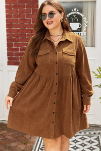 Robe chemise en velours côtelé marron, col relevé, boutons devant, poches plaquées