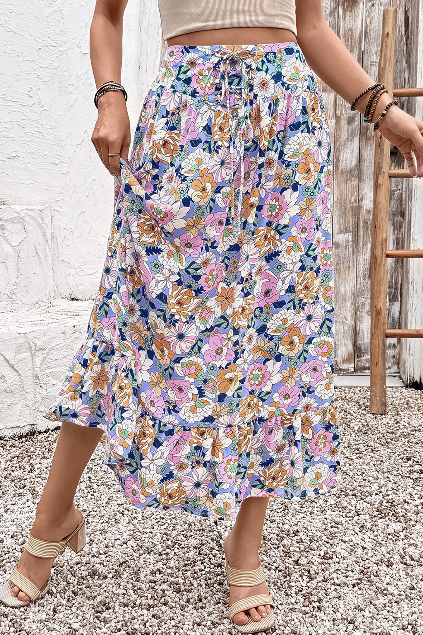 Jupe longue bohème à taille haute, imprimé floral multicolore, fronces et volants.