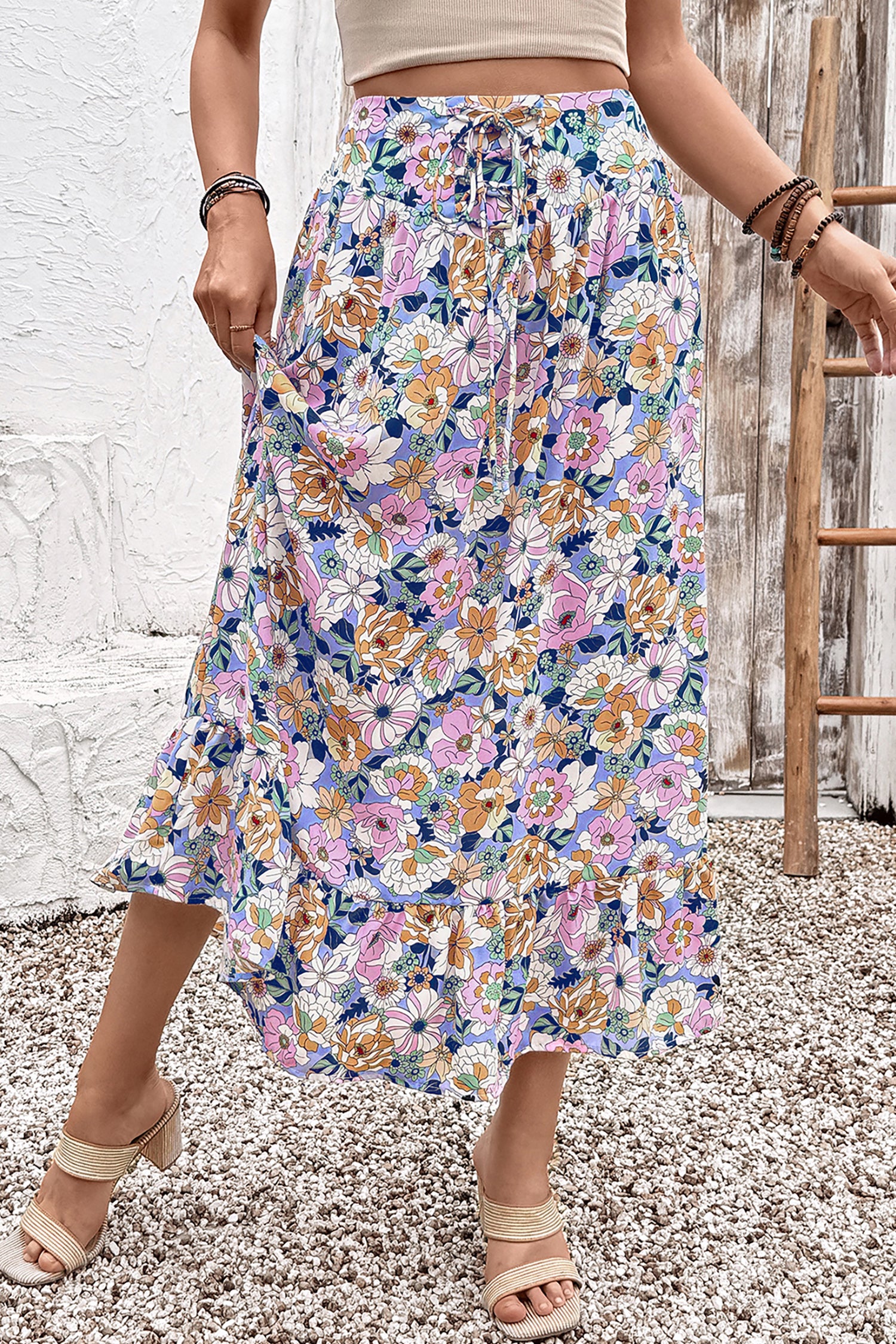 Jupe longue bohème à taille haute, imprimé floral multicolore, fronces et volants.