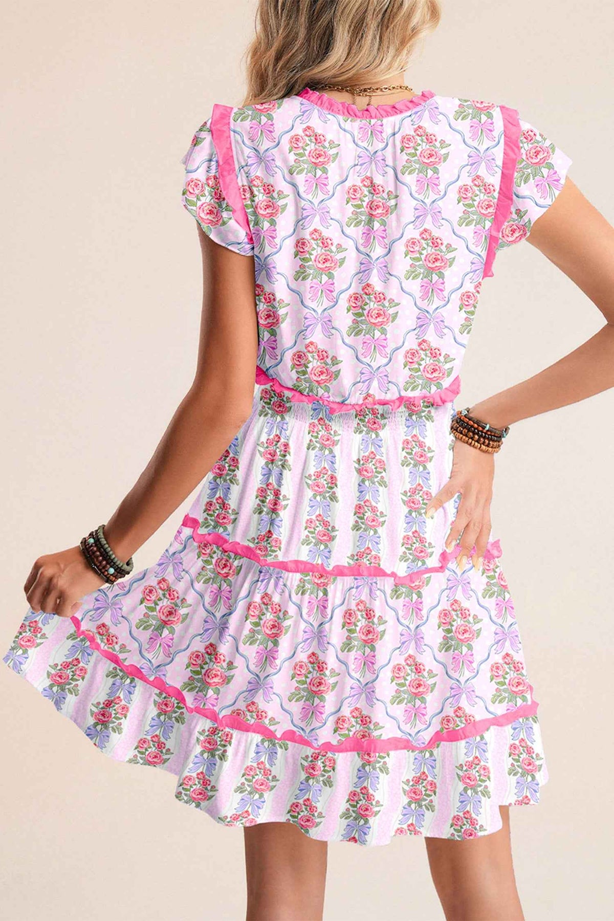 Robe florale sans manches à volants étagés, vue dos avec fleurs roses sur fond bleu clair
