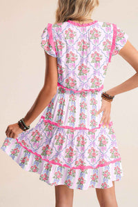 Robe florale sans manches à volants étagés, vue dos avec fleurs roses sur fond bleu clair