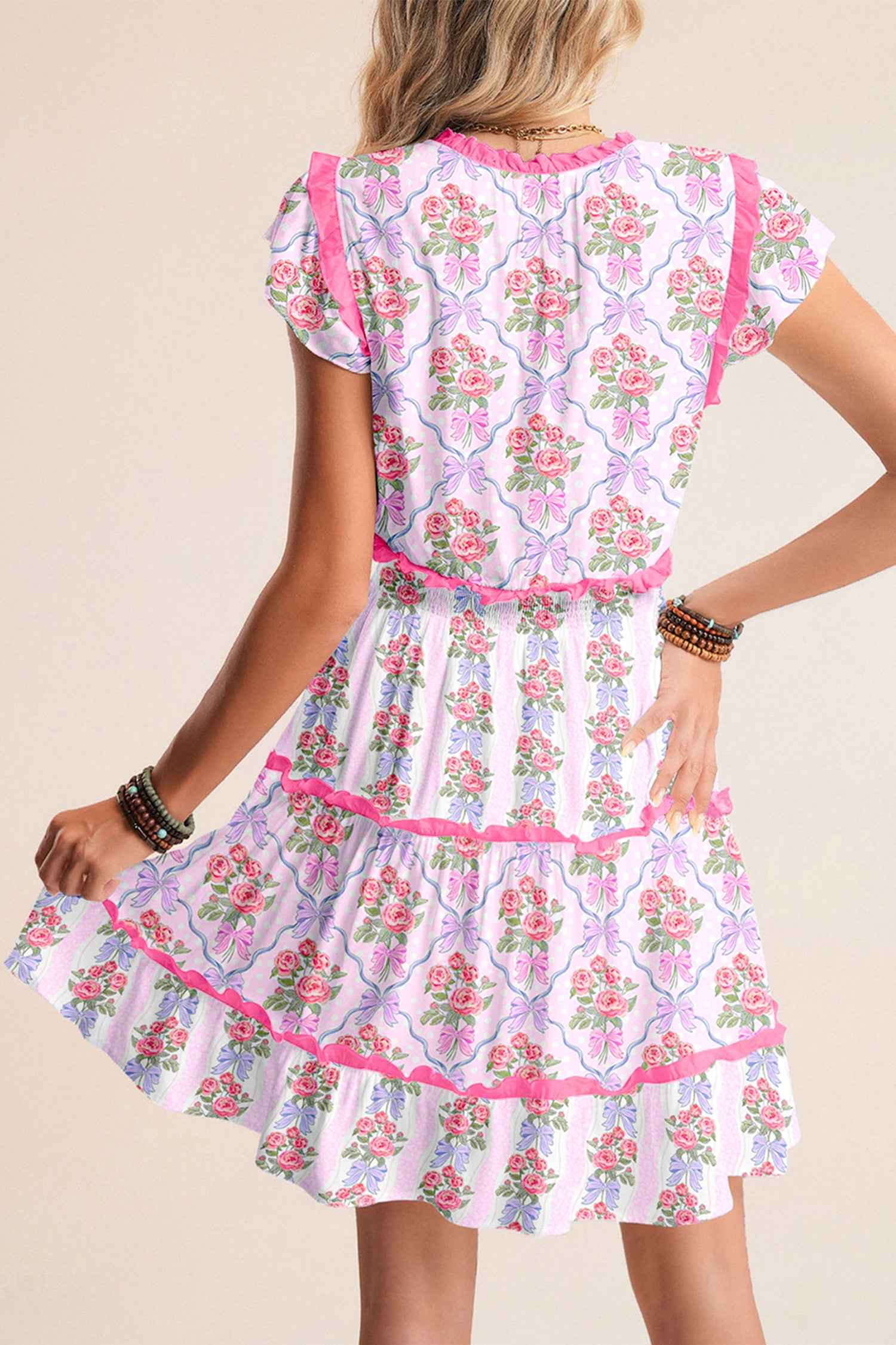 Robe florale sans manches à volants étagés, vue dos avec fleurs roses sur fond bleu clair