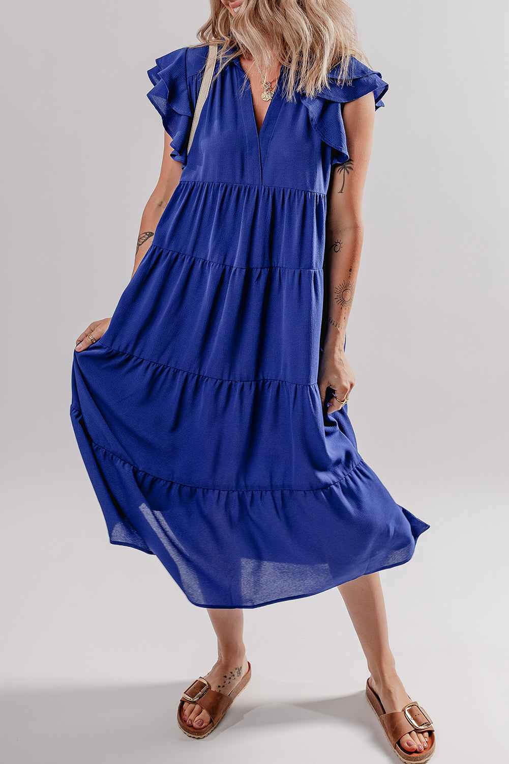 Robe midi bleue à encolure V et manches volantées, jupe à volants superposés.