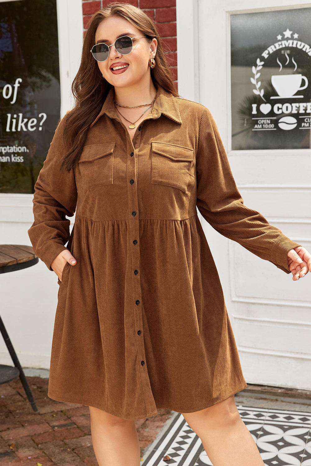 Robe chemise en velours côtelé marron, manches longues, boutons devant, poches poitrine