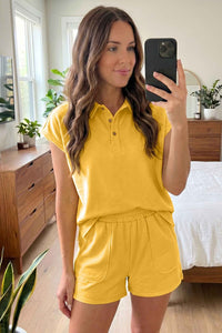 Ensemble polo et short pour femme jaune, polo boutonné manches courtes, short à taille élastique.