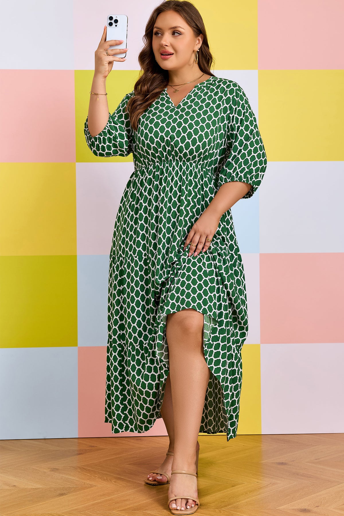 Robe maxi verte à motif géométrique, manches trois-quarts, encolure en V.