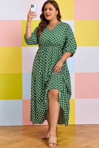 Robe maxi verte à motif géométrique, manches trois-quarts, encolure en V.