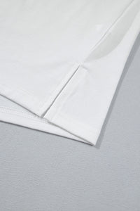 Ourlet et couture latérale du t-shirt blanc.