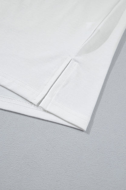 Ourlet et couture latérale du t-shirt blanc.