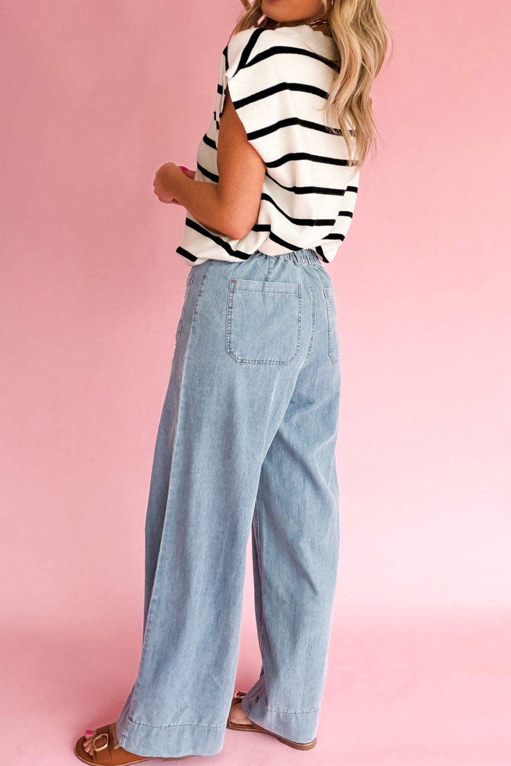 Jean denim bleu clair à jambes longues, fermeture boutonnée, poches avant