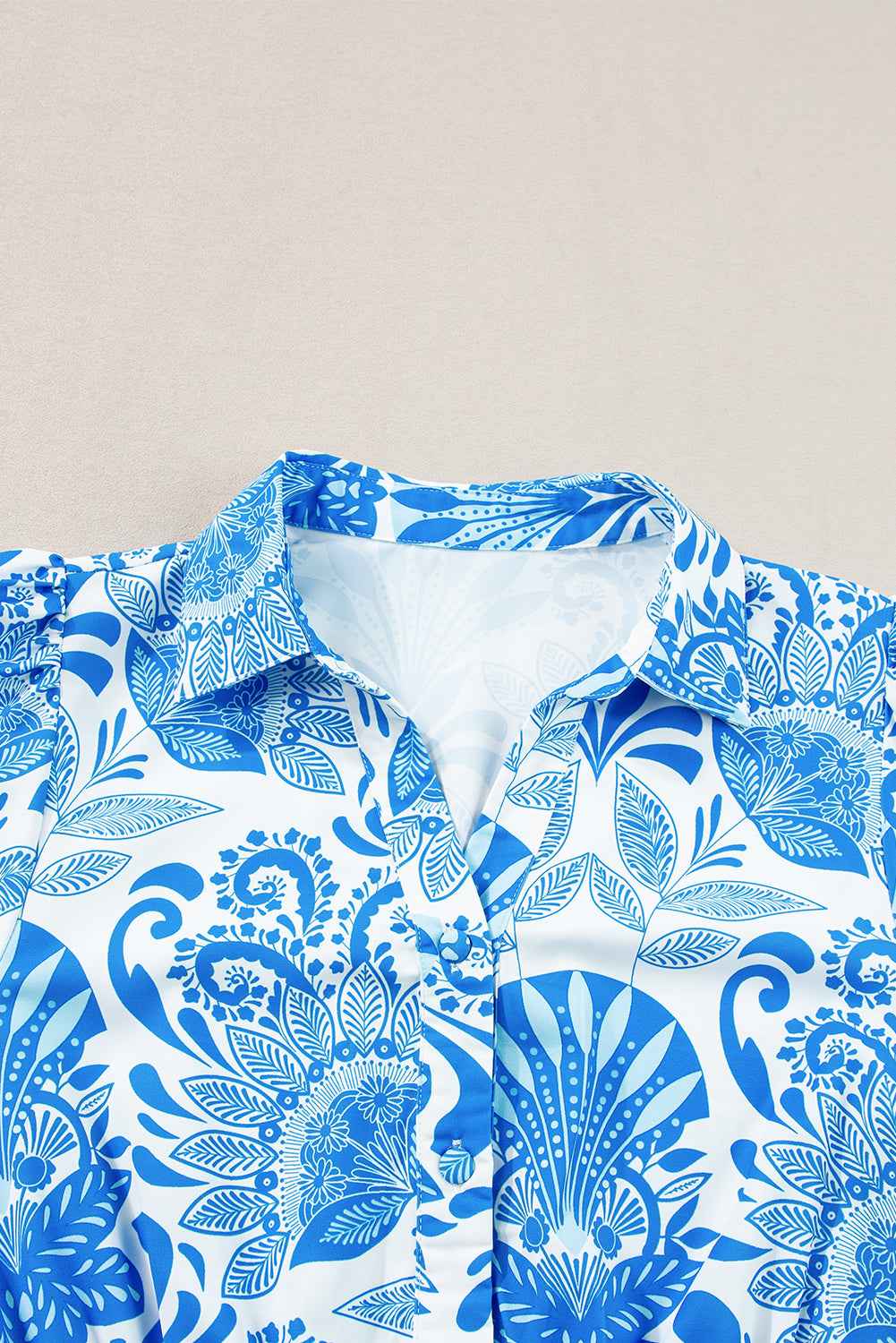 Encolure de mini robe bleu ciel à motifs floraux, col et plis au buste