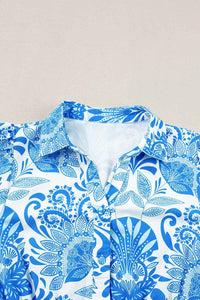 Encolure de mini robe bleu ciel à motifs floraux, col et plis au buste