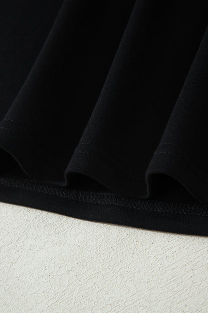 Haut polo bicolore en denim, ourlet bas noir et couture visible.