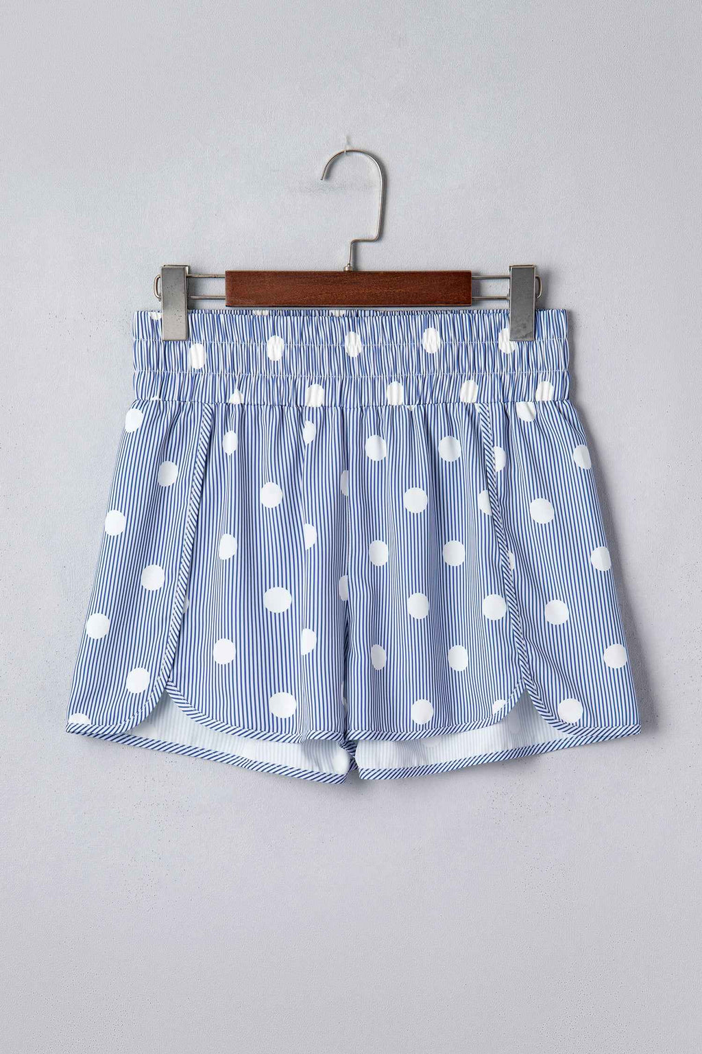 Short taille haute bleu à pois blancs, ceinture élastique froncée, devant en V