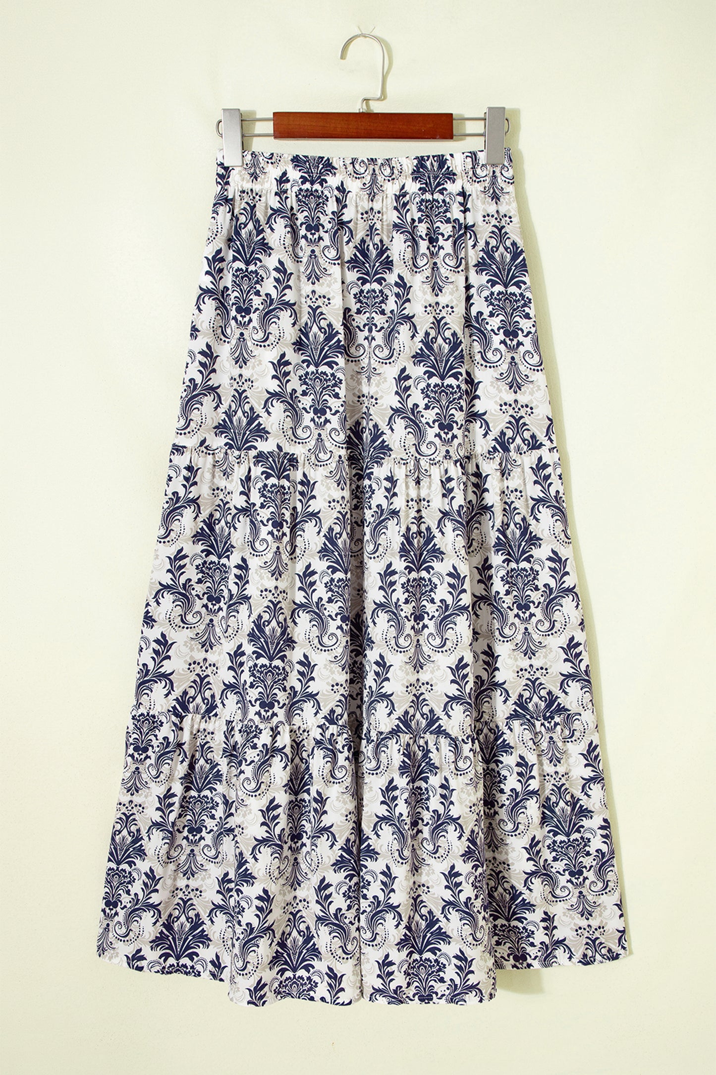 Jupe longue bleu et blanc à imprimé floral, taille élastiquée.