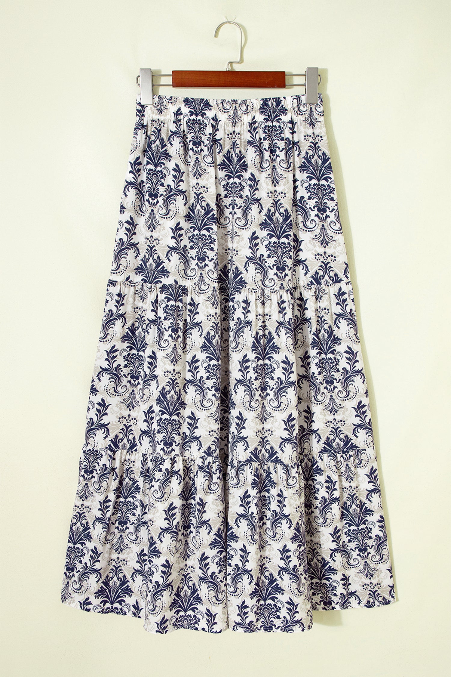 Jupe longue bleu et blanc à imprimé floral, taille élastiquée.