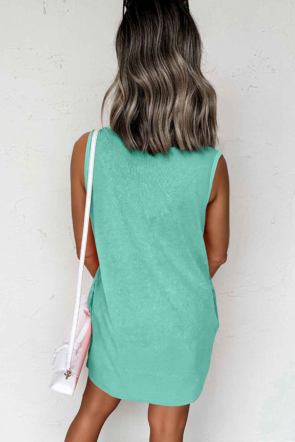 Robe mini sans manches verte vue de dos, encolure ronde et poches latérales