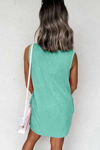 Robe mini sans manches verte vue de dos, encolure ronde et poches latérales