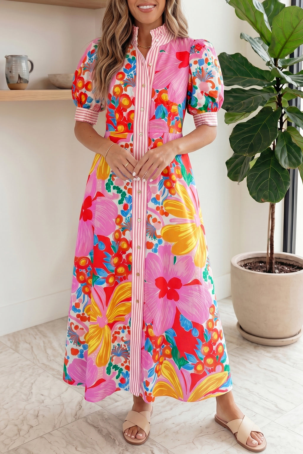 Robe longue imprimée multicolore, col montant rayé, manches courtes bouffantes, boutons devant.