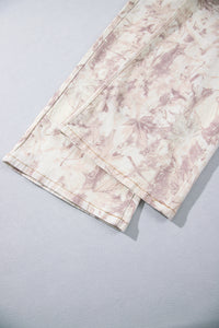 Jean large femme motif camouflage rose clair, ourlet et pli du bas de jambe.