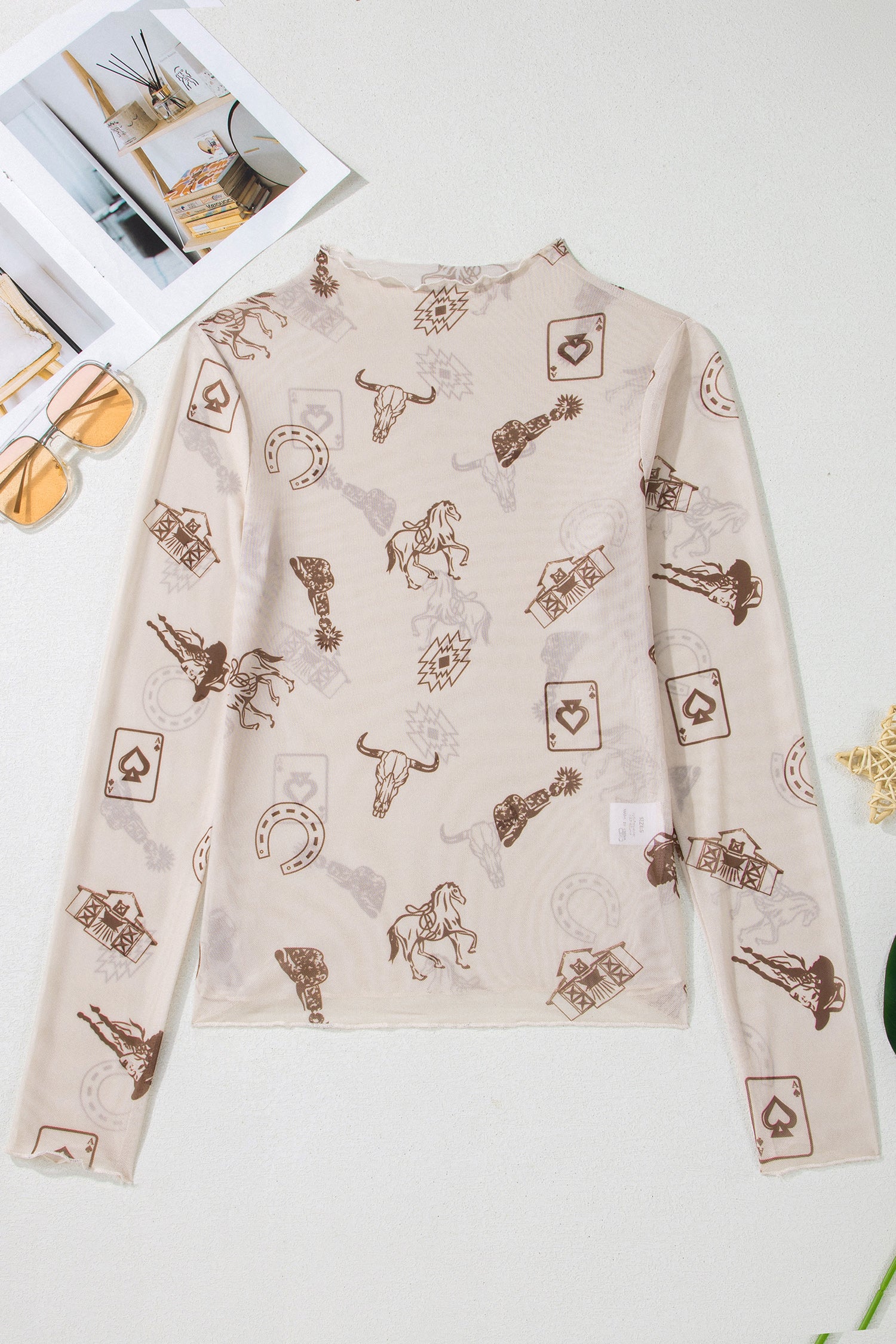 Haut à manches longues et col montant en maille crème, imprimé animaux et motifs fleuris.