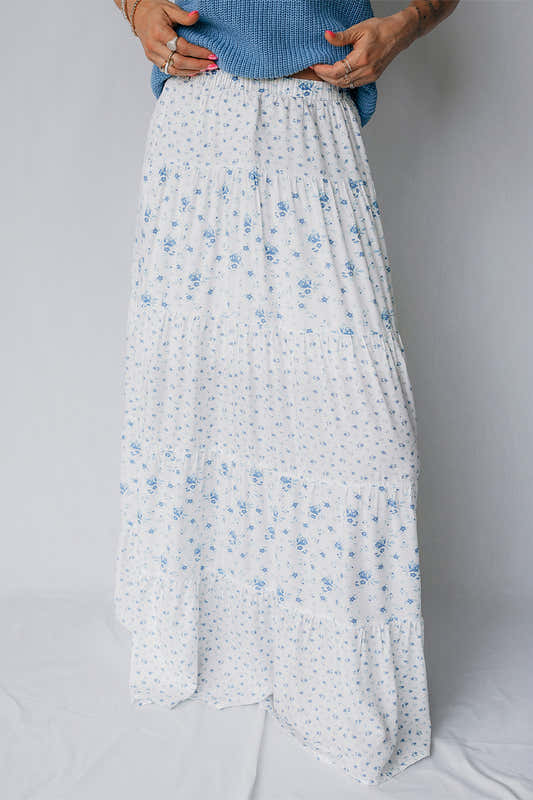 Jupe maxi blanche imprimée de fleurs bleu clair, ceinture élastique, volants superposés