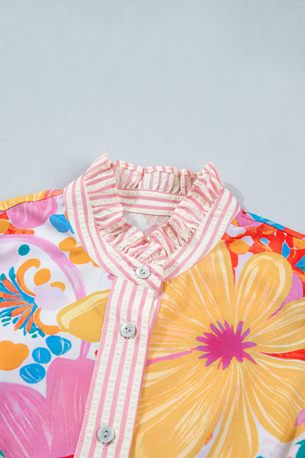 Robe fleurie : col montant à rayures roses et boutonnage au centre.