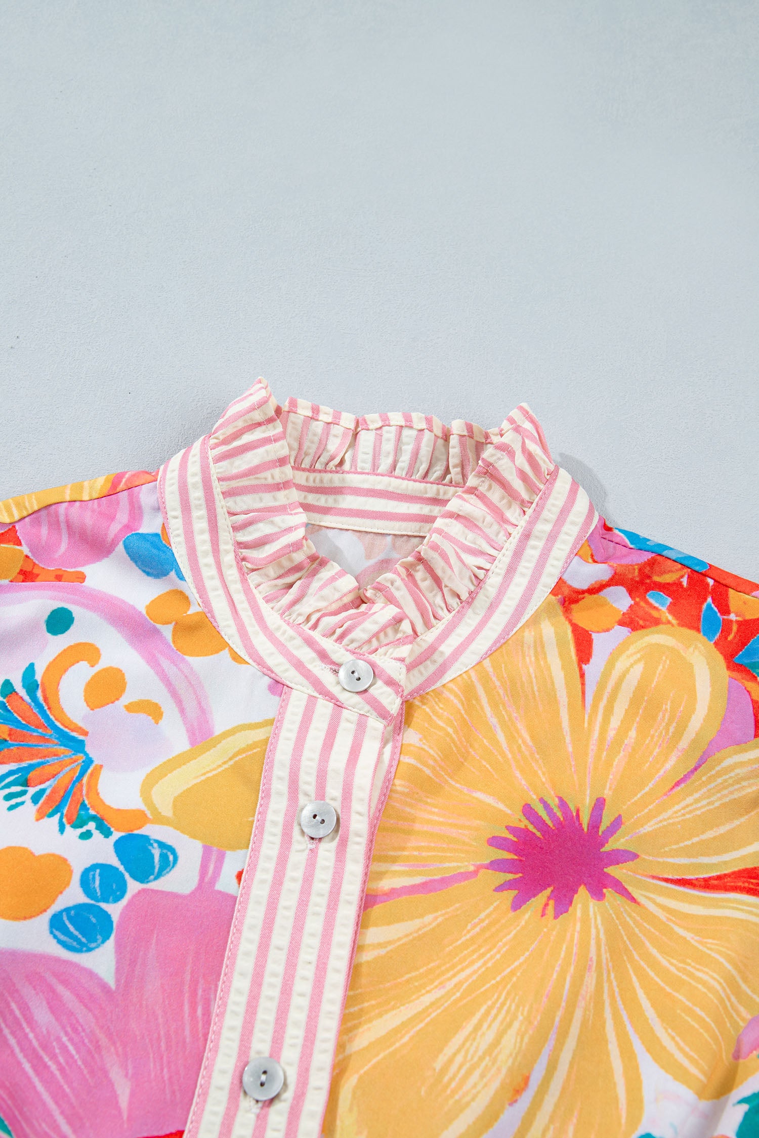 Robe fleurie : col montant à rayures roses et boutonnage au centre.