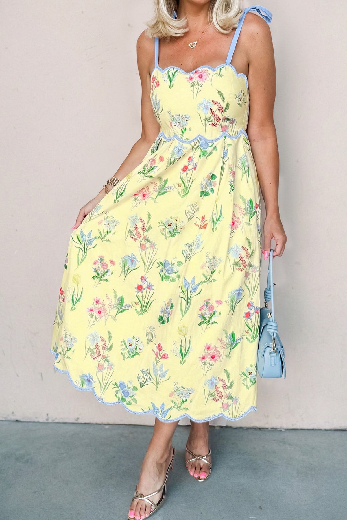 Robe midi jaune clair à fleurs, bretelles à nouer, taille froncée