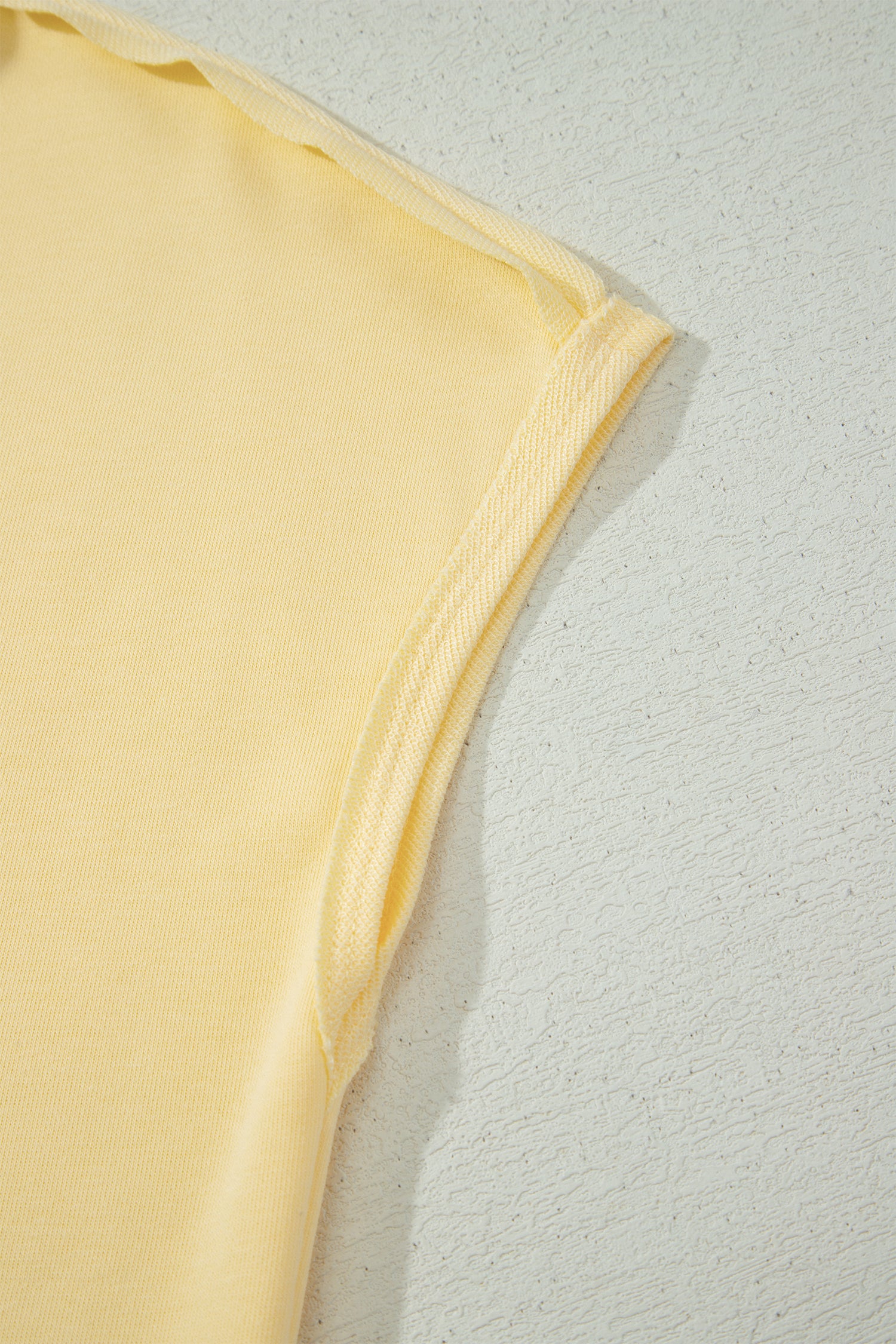 Couture latérale du short jaune crème femme avec passepoil fin